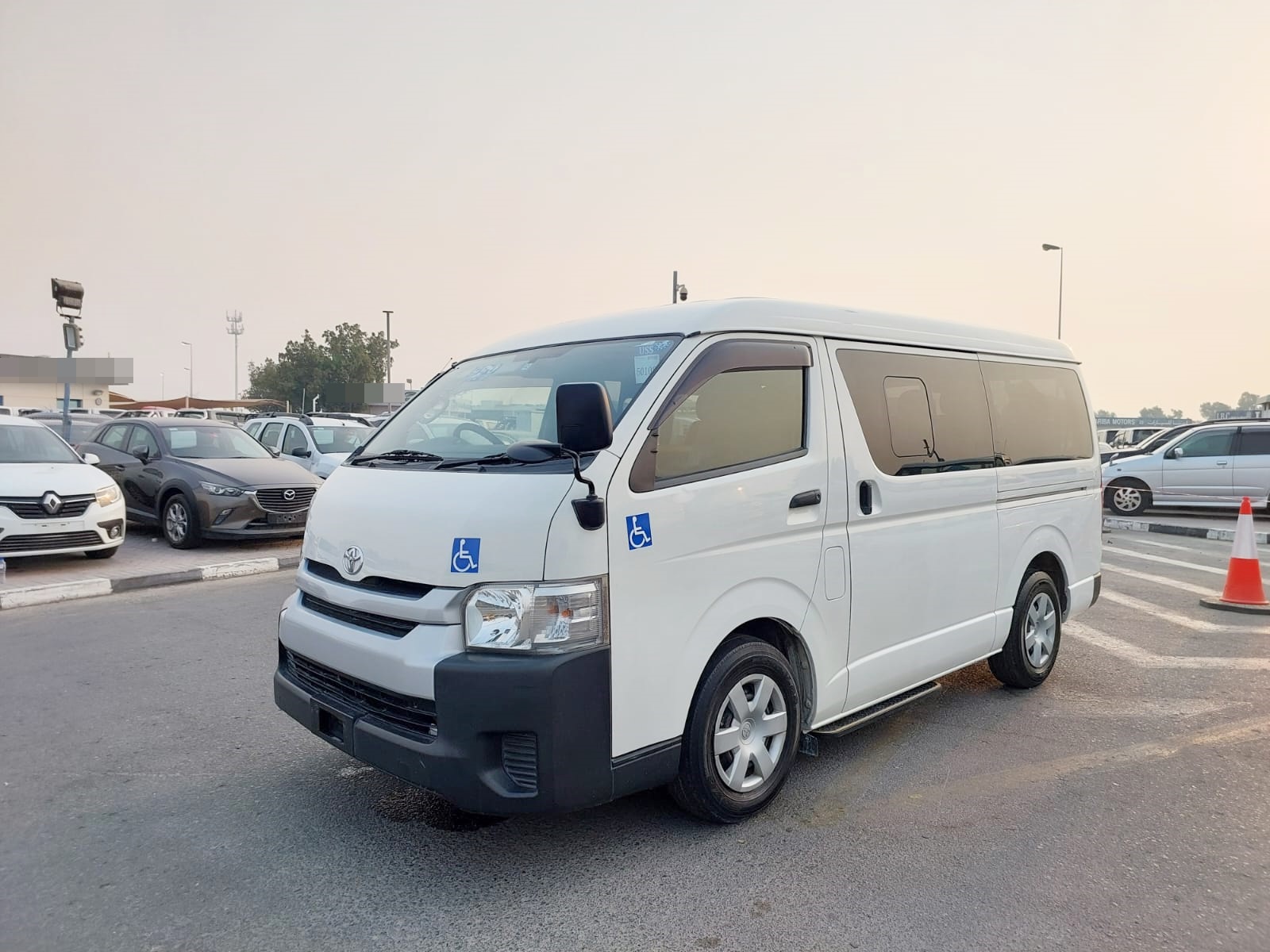 8937 TOYOTA HIACE COMMUTER 2WD 2.7 AT WHITE