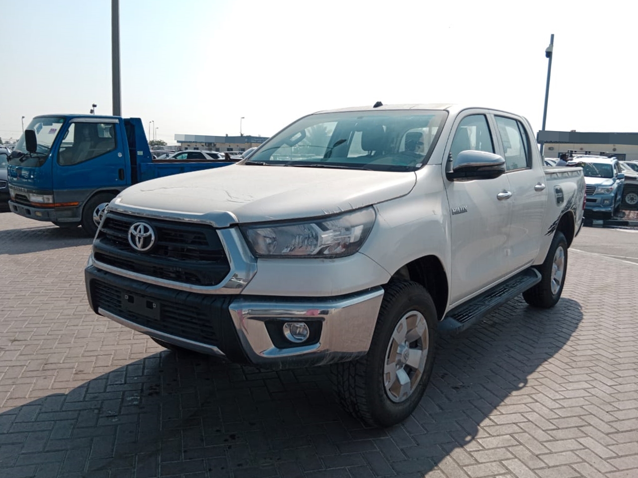 1208  TOYOTA HILUX 2.4 4WD M/T WHITE